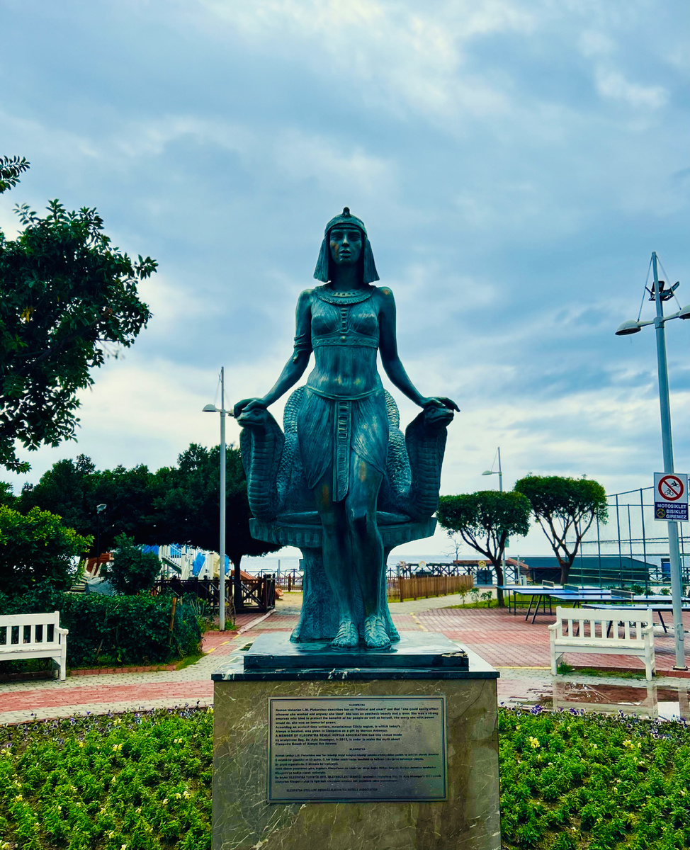 Памятник Клеопатры в Аланье — символ величия и загадочности древней царицы у моря.