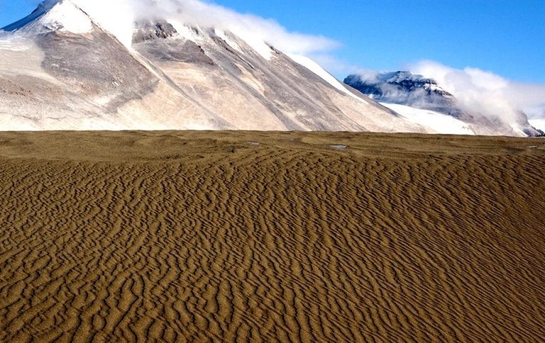 В пустыне Мак-Мердо совсем нет снега, однако в избытке ветров и песка