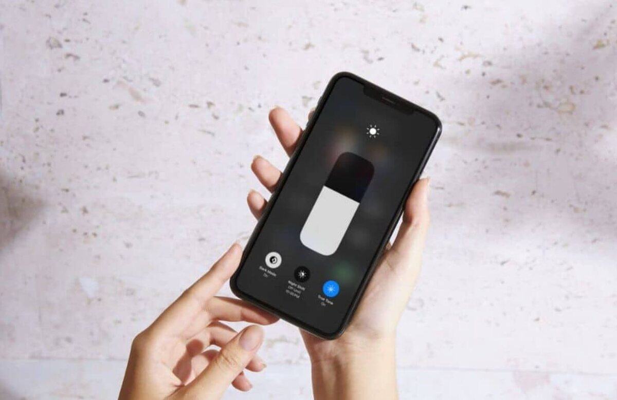    Автояркость в Айфоне работает за счет датчика, входящего в состав Face ID. Фото: macobserver