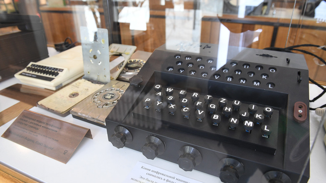    КОПИЯ ШИФРОВАЛЬНОЙ МАШИНЫ ENIGMA В МОСКОВСКОМ МУЗЕЕ ИСТОРИИ ТЕЛЕФОНА. ФОТО: © KOMSOMOLSKAYA PRAVDA/ GLOBAL LOOK PRESS