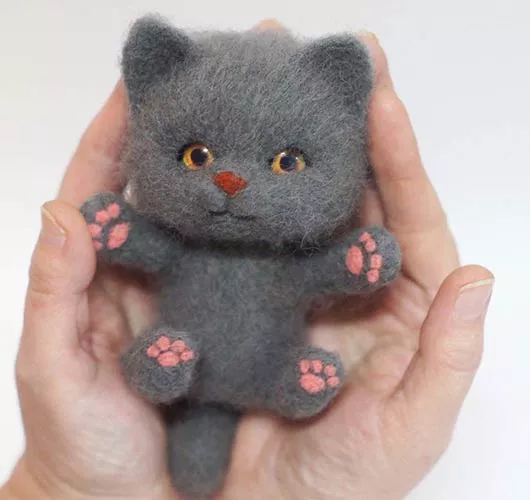 Источник: https://zvetnoe.ru/club/poleznye-stati/valyanie-iz-shersti-felting-dlya-nachinayushchikh/