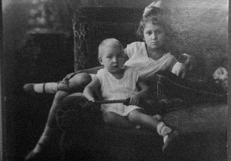 Лиля с младшей сестрой Лидой. Конец двадцатых годов прошлого века.   