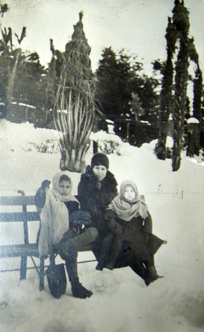 Лиля с мамой и сестрой. Примерно 1930 год.  