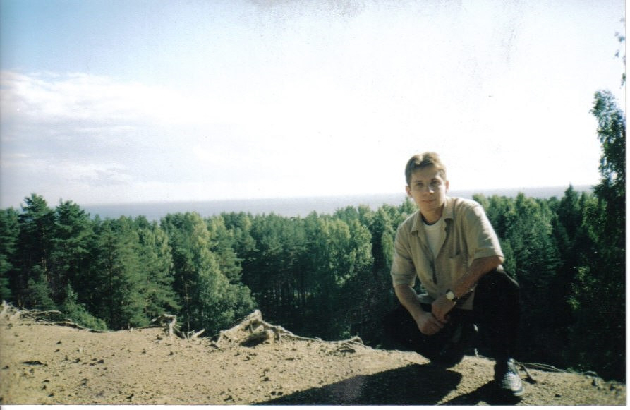 Вот примерно так и выглядел продавец тортиков в те годы. Политех, пятый курс.