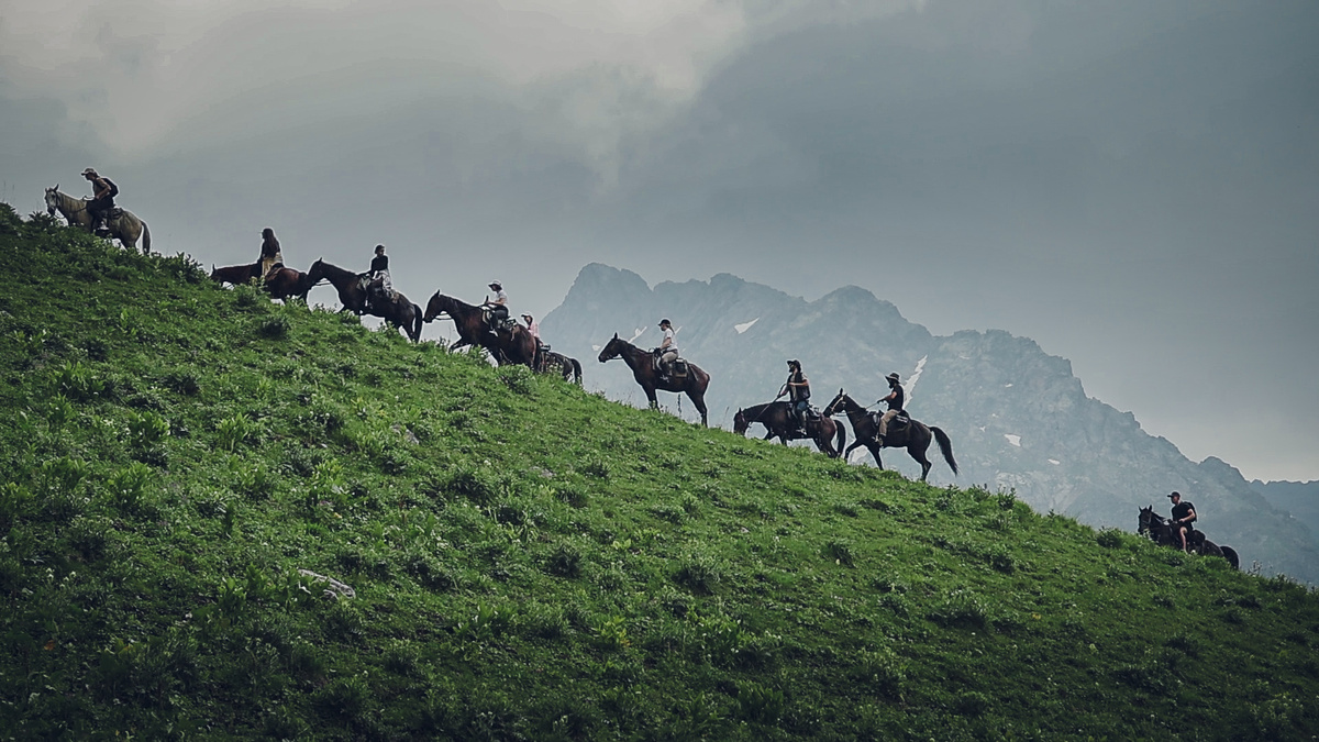 Группа на конном маршруте «Софийское седло» от Wild Riders