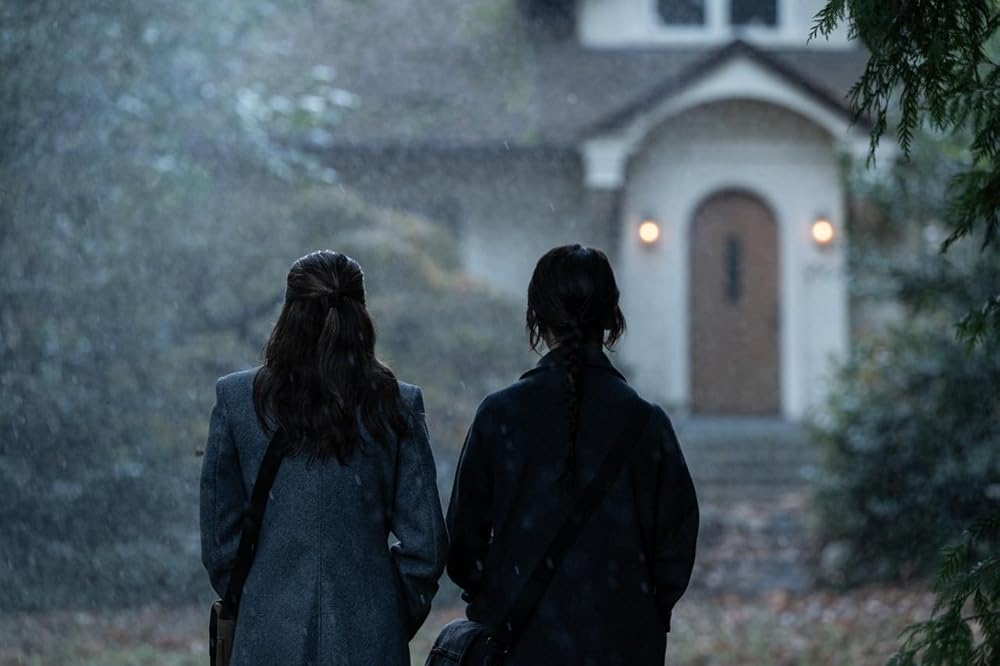 Кадр из фильма «Heretic». Режиссеры: Скотт Бек, Брайан Вудс. Производство: A24, Beck Woods, Catchlight Studios, Shiny Penny, The Government of Canada Income Tax Credit Program. Прокат: Вольга