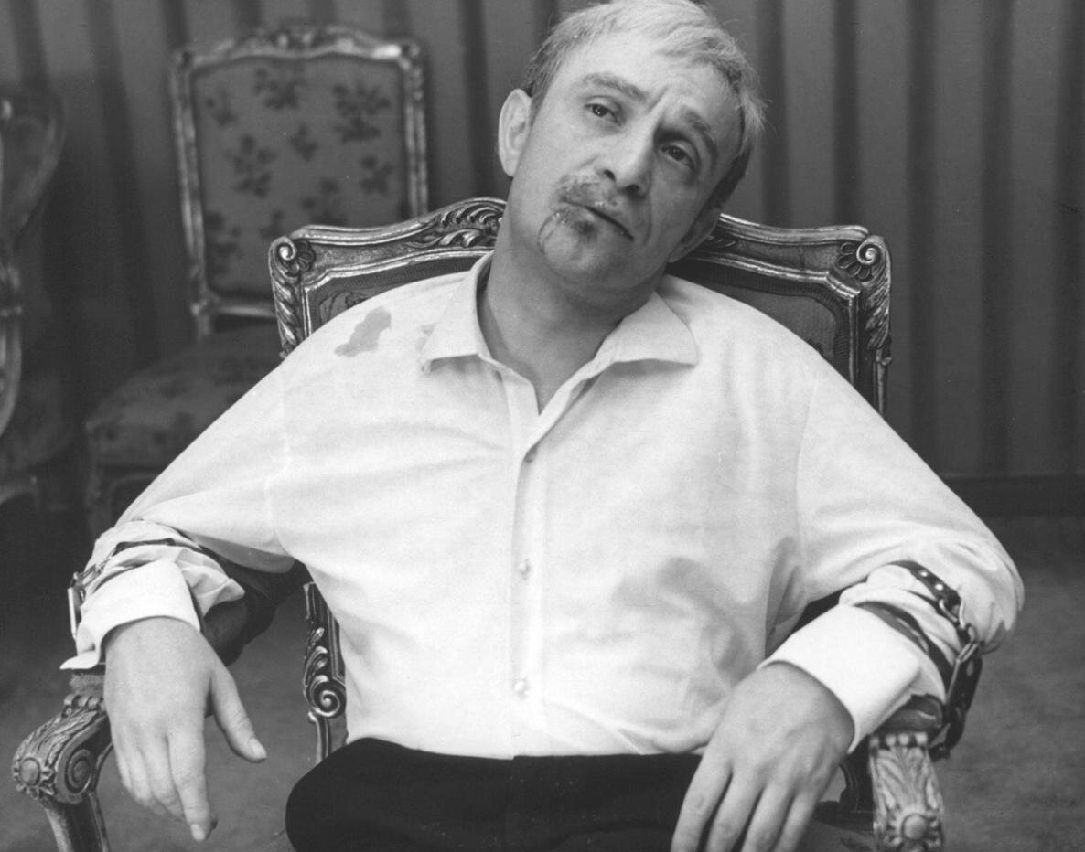 Кадр из фильма "Мертвый сезон", Ролан Быков в роли Савушкина, подопыного доктора Хасса.