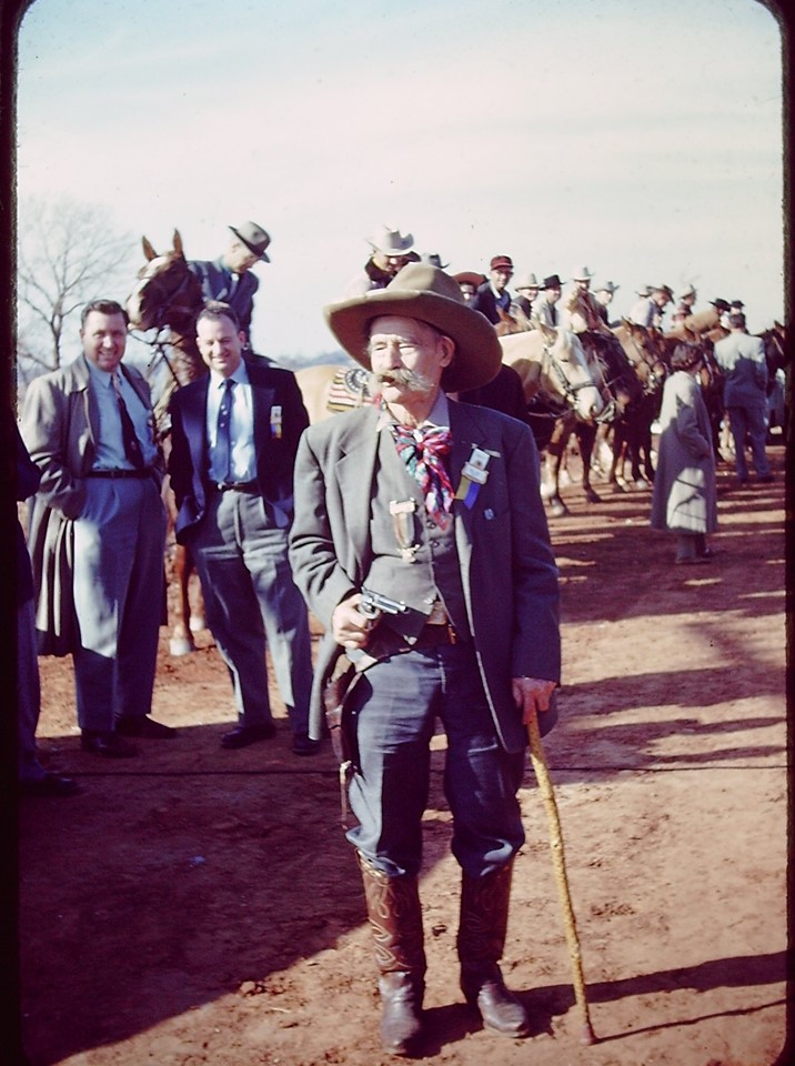 В качестве иллюстрации взята фотография, на котрой изображен Фрэнк Бордман «Пистоль Пит» Итон (26 октября 1860 г. — 8 апреля 1958 г.) был разведчиком, шерифом и ковбоем. 