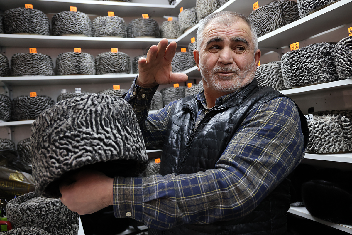 Беслан Вашаев — продавец головных уборов на грозненском рынке «Беркат». Фото: Елена Афонина