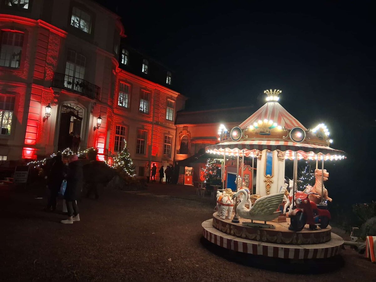 Капелла находится за каруселью