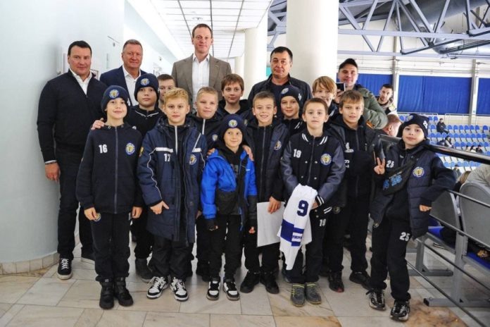 Губернатор Павел Малков с юными хоккеистами спортивной школы «Олимпийский»