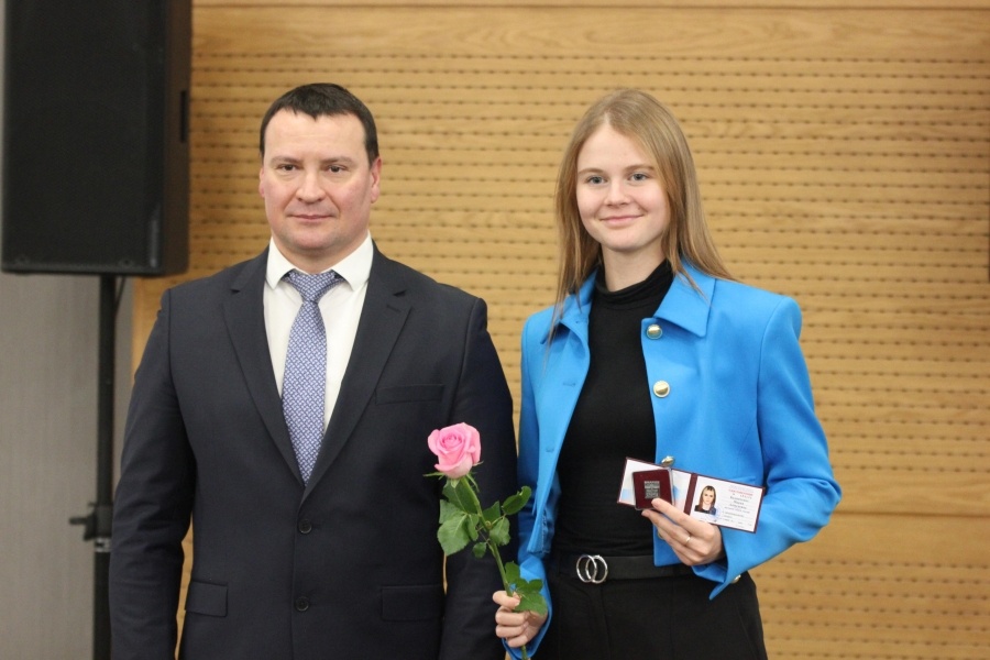 Министр физической культуры и спорта Владислав Фролов вручил удостоверение мастера спорта России спортсменке по бальным танцам Марии Калинченко