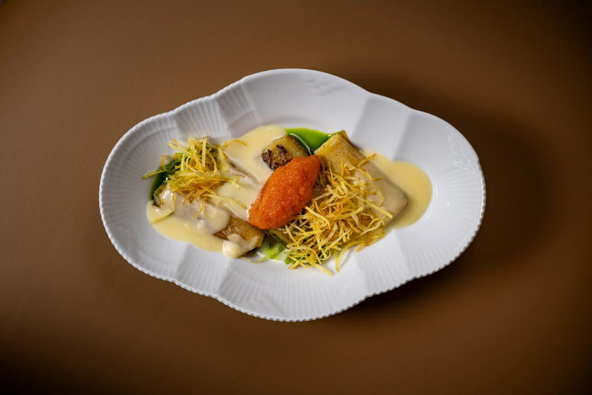 Фото: Лук-порей на углях в проекте «Поле»