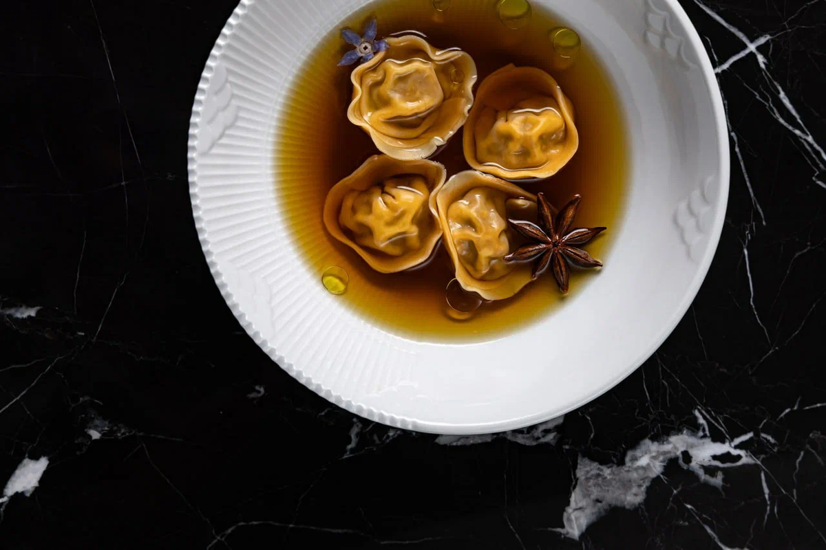 Фото: Консоме с пельменями в проекте «Поле»