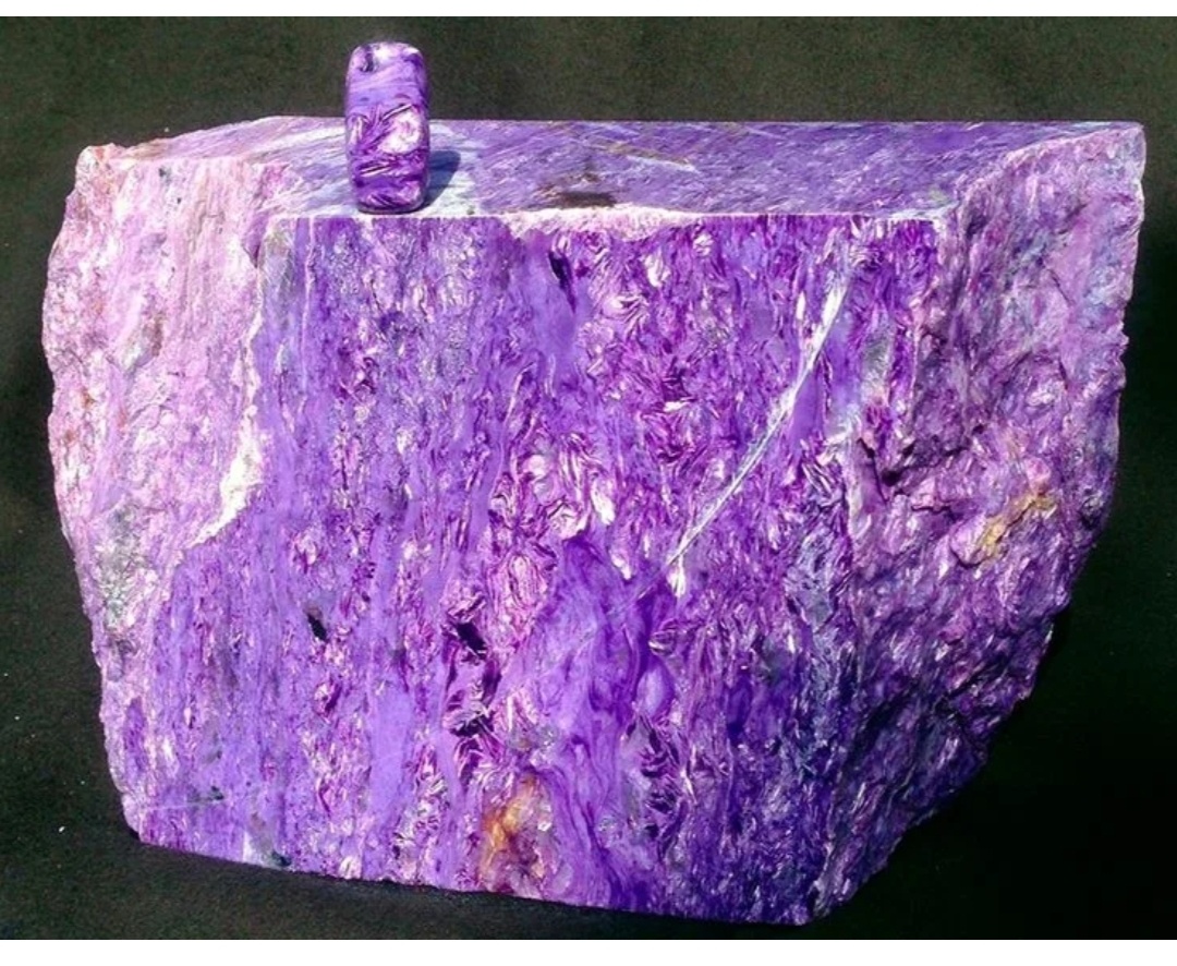 Чароит камень. Камень чароит значение. Галтовка чароита. Чароит темный. Камень чароит значение.