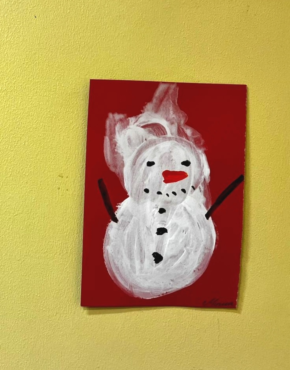Сын нарисовал снеговика в саду