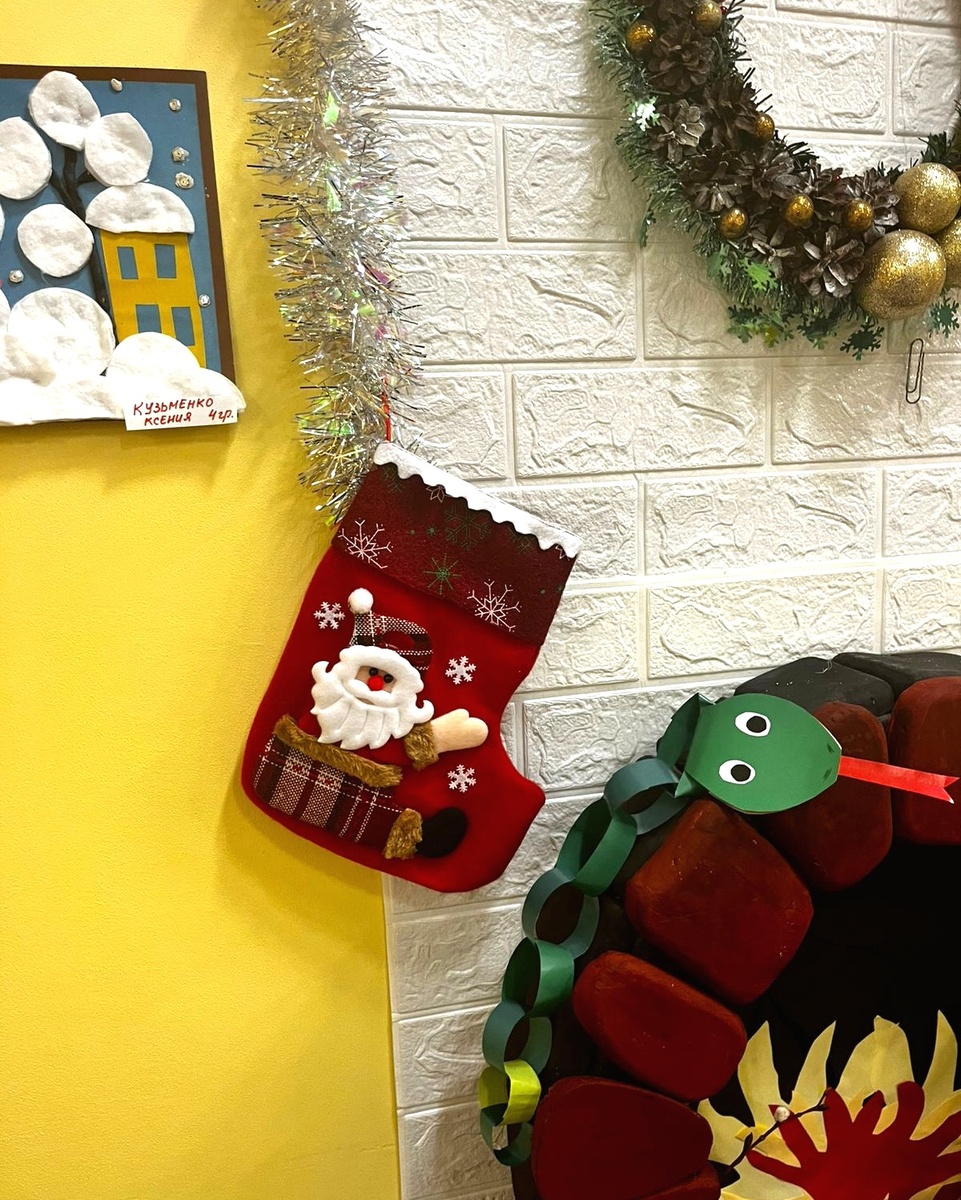 Собираем конфеты в носок для смежной группы в детском саду. Они нам тоже подарят такой набор