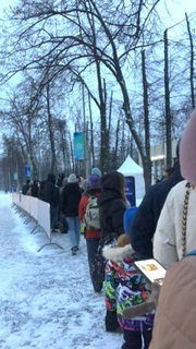 Очередь перед сеансом на вход, проходит быстро😜