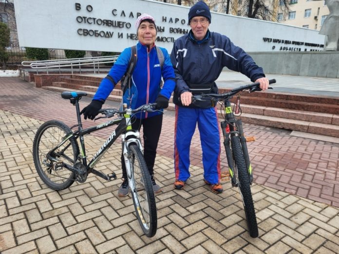 > Валентина и Александр Бирюковы временно пересели на велосипед