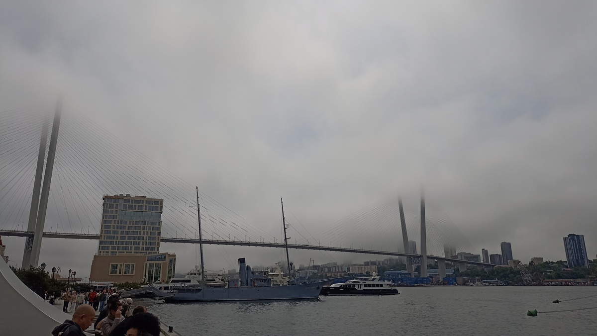 Мост опять стал прятаться в облаках