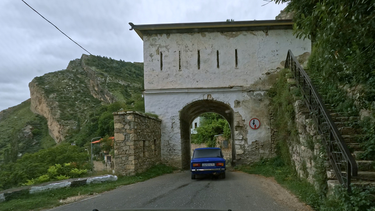 Ворота Бярятинского. Вид при выезде из Гуниба.