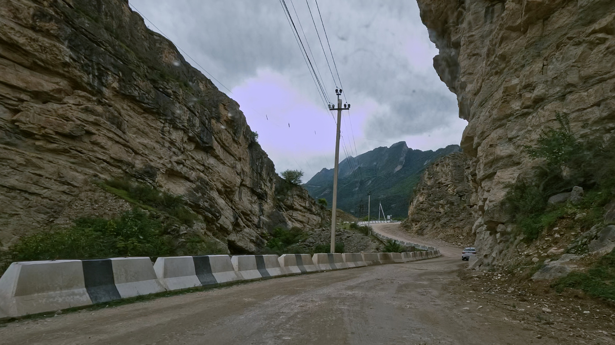 Дорога на подъезде к теснине