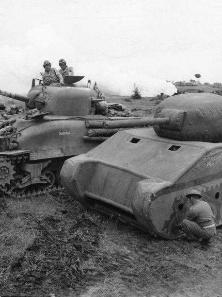 Taнк Шepмaн cо своей надувной копией, 20 мая 1944 годa.