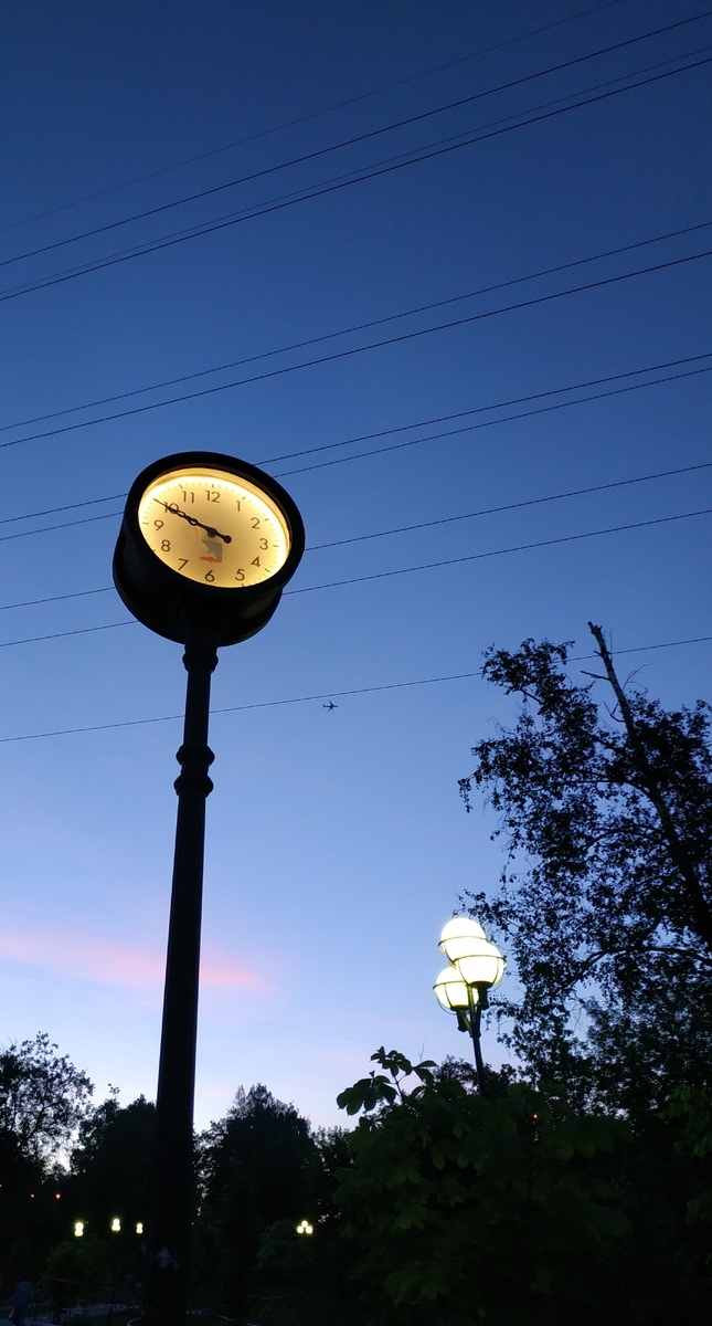 На фото самолет летит из одного времени в другое