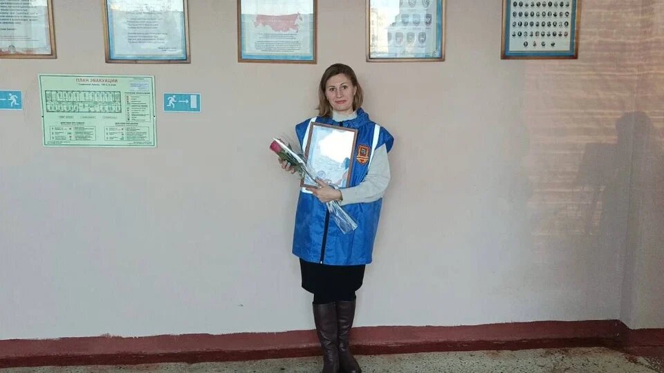    «Остановила на ходу»: многодетная мама выбежала на встречку, чтобы спасти водителя от падения в кювет