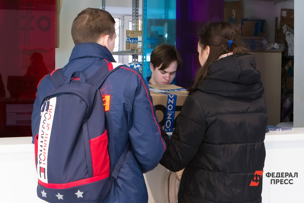 Покупатели стали активно возвращать вещи после корпоративов.  Фото: Фото: ФедералПресс / Елена Сычева