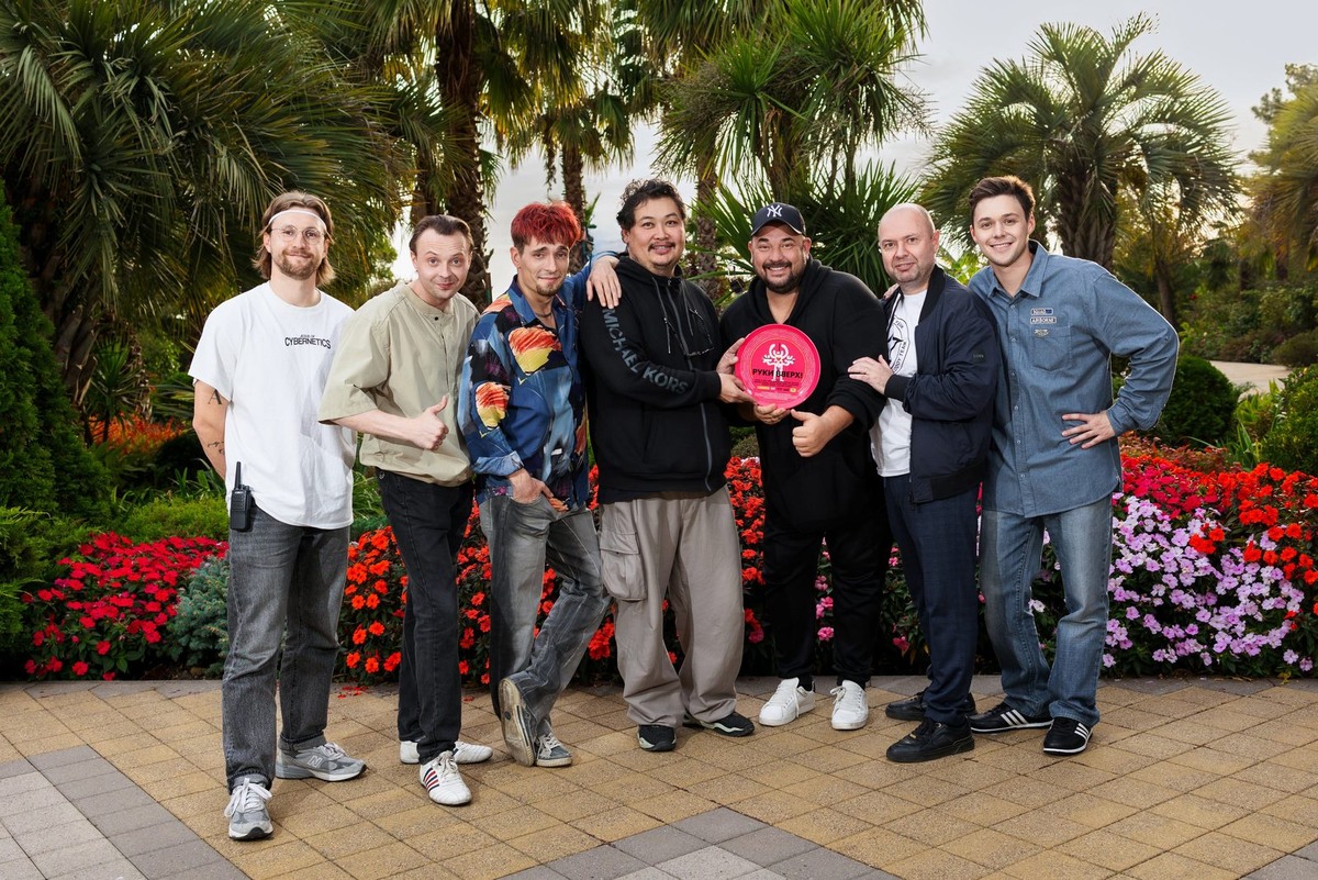 Игровая минутка: найди всех Жуковых на фото