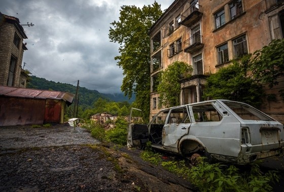   Заброшенные дома в Абхазии