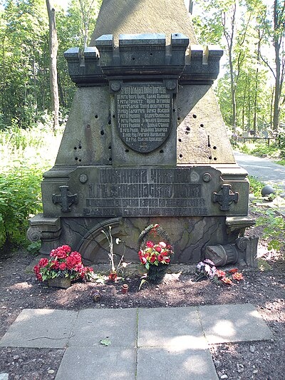 Памятник на могиле погибших во время взрыва на Смоленском кладбище Петербурга. Фото с сайта https://ru.wikipedia.org/wiki/%D0%92%D0%B7%D1%80%D1%8B%D0%B2_%D0%B2_%D0%97%D0%B8%D0%BC%D0%BD%D0%B5%D0%BC_%D0%B4%D0%B2%D0%BE%D1%80%D1%86%D0%B5. Взято с Яндекс.Картинки