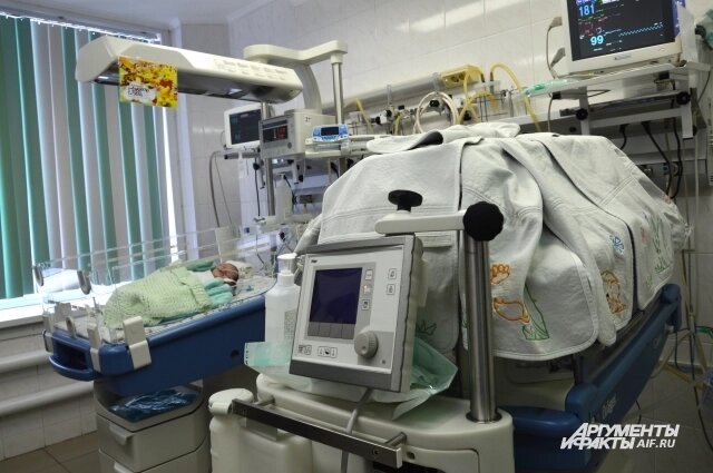    Дети находятся в палате под постоянным наблюдением. Раз в три часа к ним заходят, чтобы провести нужные манипуляции — например, перевернуть на другую сторону. Фото:  АиФ/ Анна Городкова