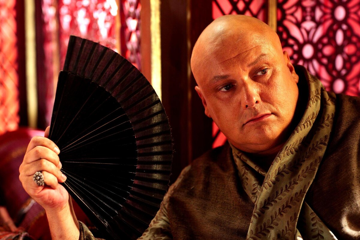 Лорд Варис, евнух, кадр из сериала "Игра престолов"