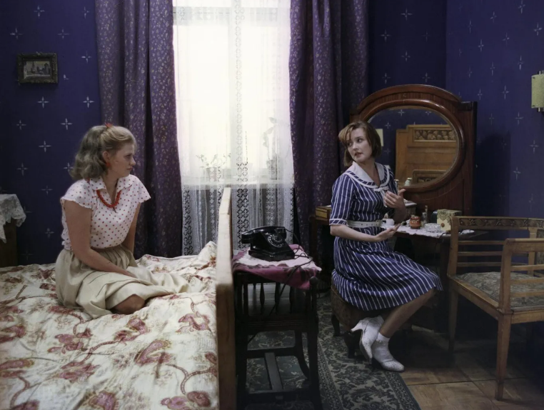 Ирина Муравьева (слева), сыгравшая Людмилу, и Вера Алентова, воплотившая образ Катерины, в художественном фильме Владимира Меньшова «Москва слезам не верит» (1979).








