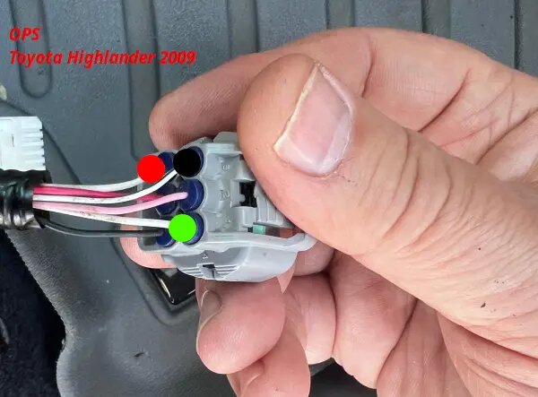 Разъём под пассажирским сиденьем