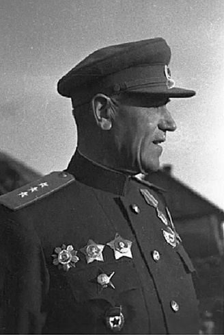 И хотя Александра Васильевича представляли к высоким наградам не так часто, за годы Великой Отечественной войны его мундир один за другим украсили самые почётные и высоко ценимые полководческие ордена. Источник: https://yandex.ru/images/ 