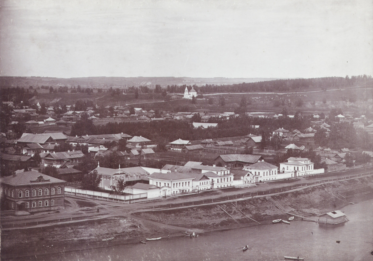 В центре снимка - панорама Мининской площади. Начало ХХ в.