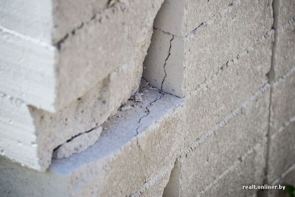 Вот так трескается газоблок еще до применения в качестве несущего материала для стен