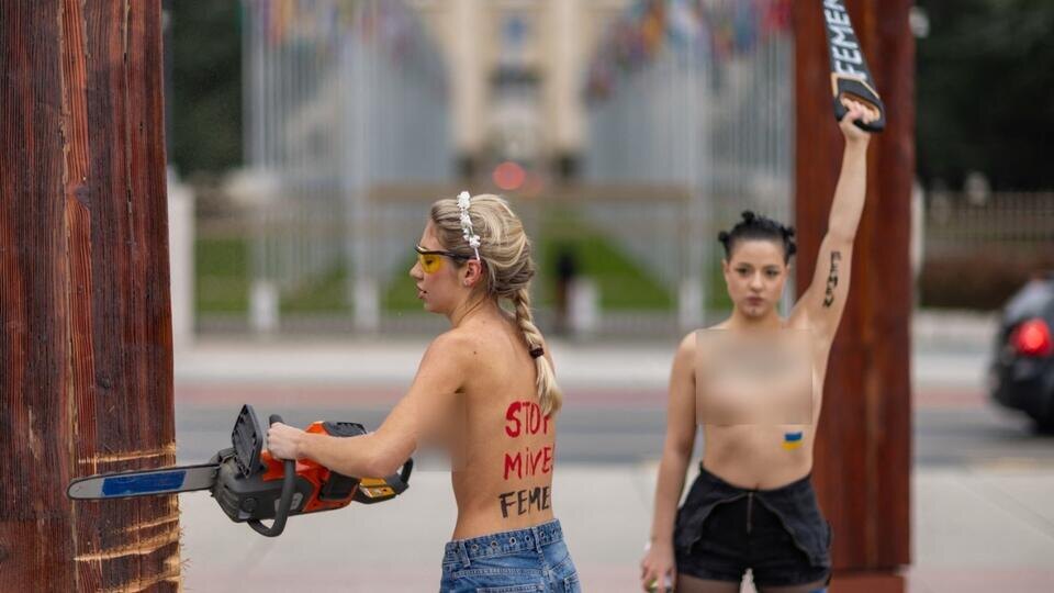     "Плевок на мир": полуголые украинки повредили бензопилами монумент у здания ООН REUTERS/Пьер Альбуи