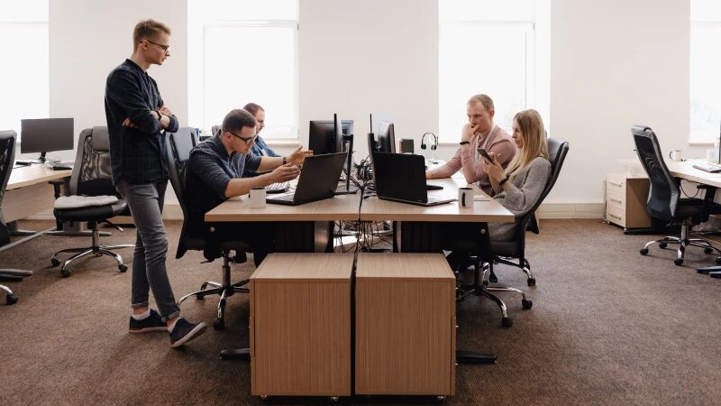     Работники офиса. Фото: ru.freepik.com, автор ArthurHidden.