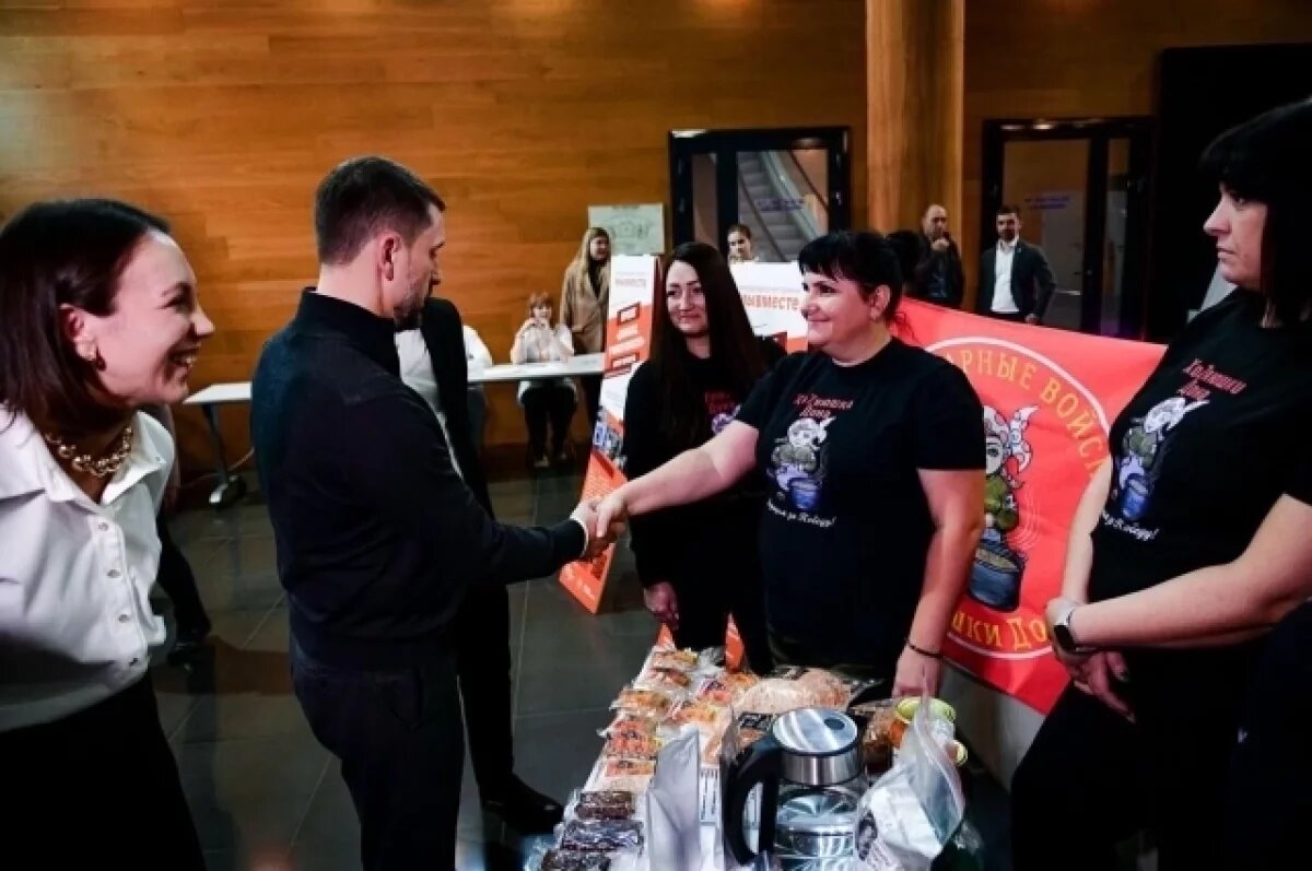    Они называют себя «Кулинарными войсками». Даже специальные шевроны есть.