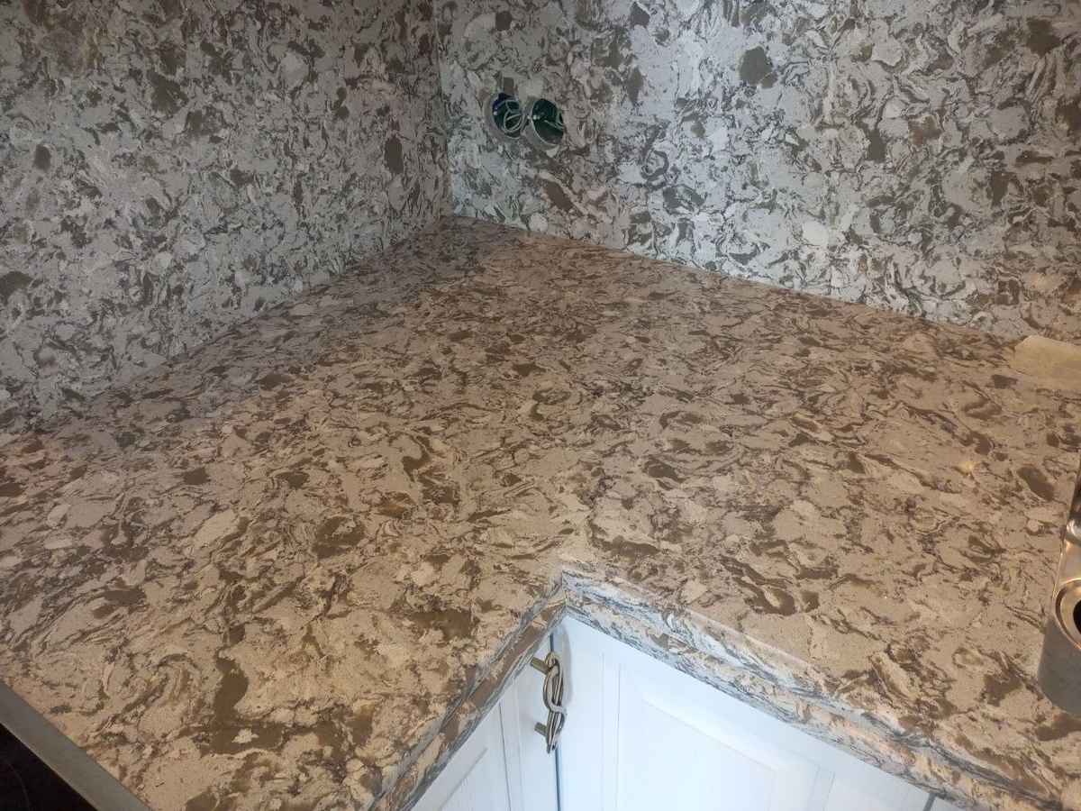 Стык по всей плоскости столешницы из кварцевого агломерата.