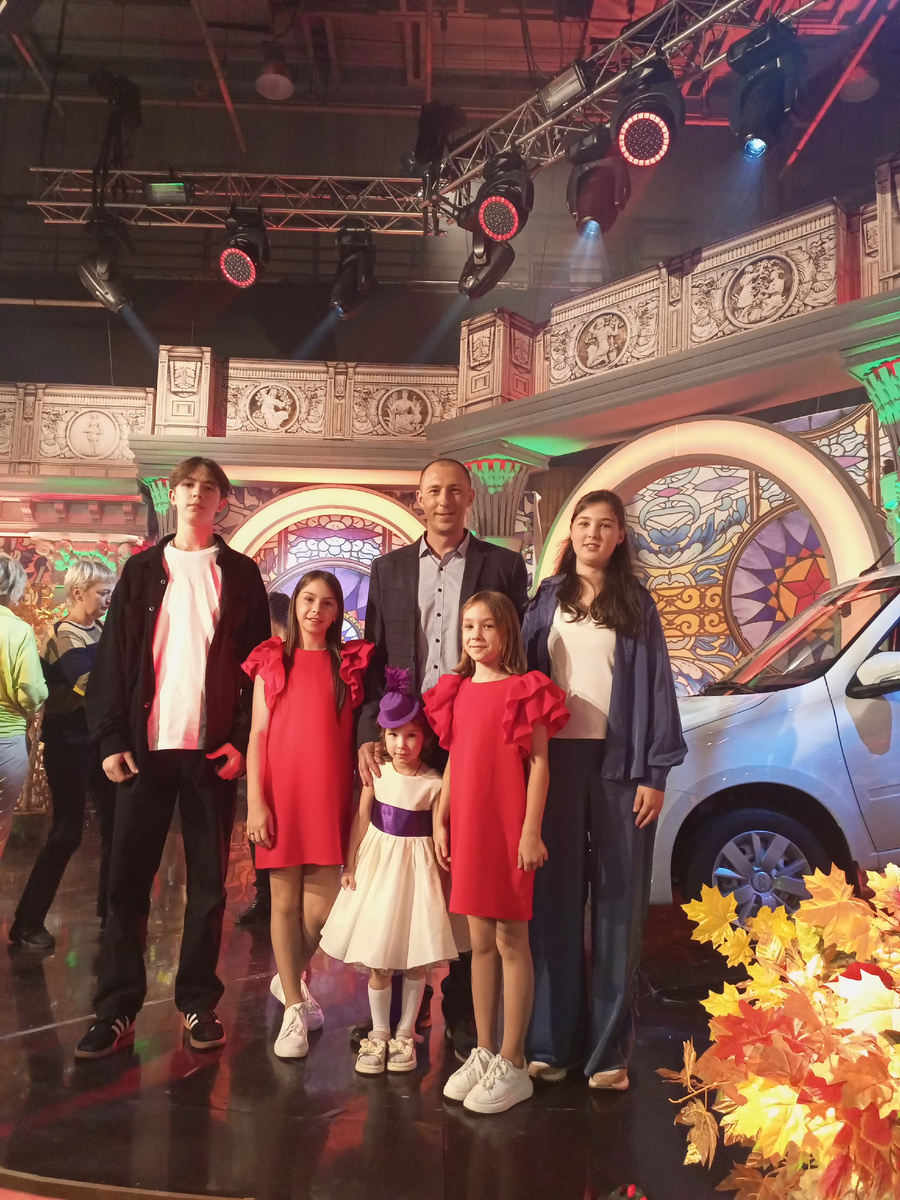 Дмитрий Столец привез на "Поле чудес" пятерых из семи детей