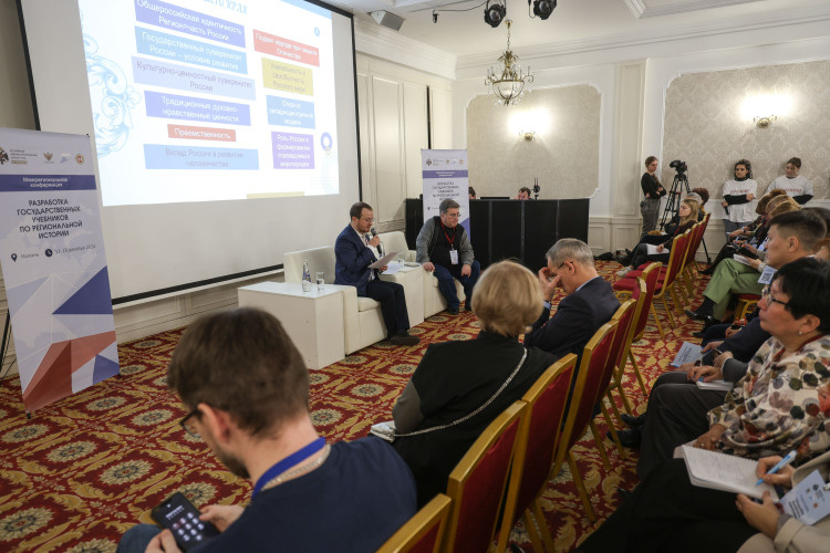    В первую книгу включили страницы истории Татарстана с древнейших времен до XVI века. Акцент сделали на Хазарском каганате, Волжской Булгарии и Казанском ханстве