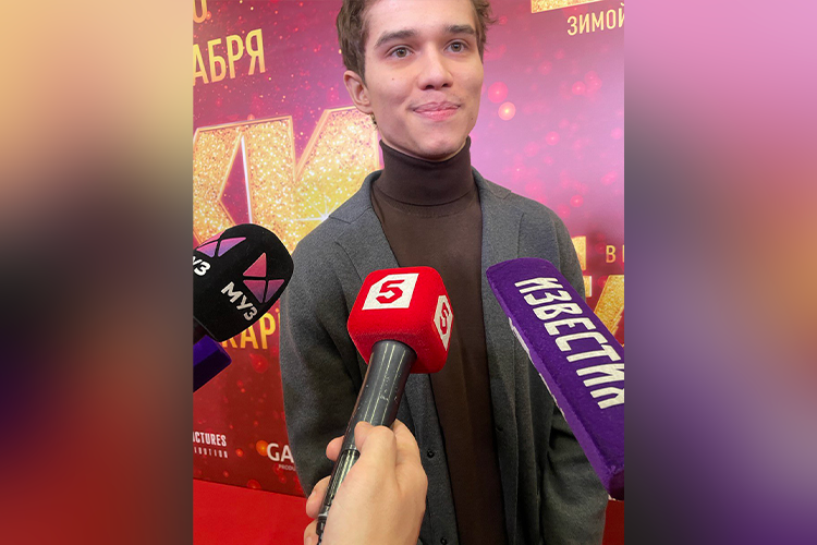    Рузиль Минекаев: «Мой персонаж Дамир перед Новым годом едет к своей семье. Это честный, ответственный, добрый и понимающий человек, мы с ним во многом похожи».   
Фото: Анастасия Попова