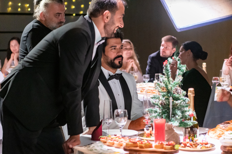    Разочарованием вечера стало то, что на премьеру Бурак Озчивит (третий слева) не приехал.   
Фото: «БИЗНЕС Online»