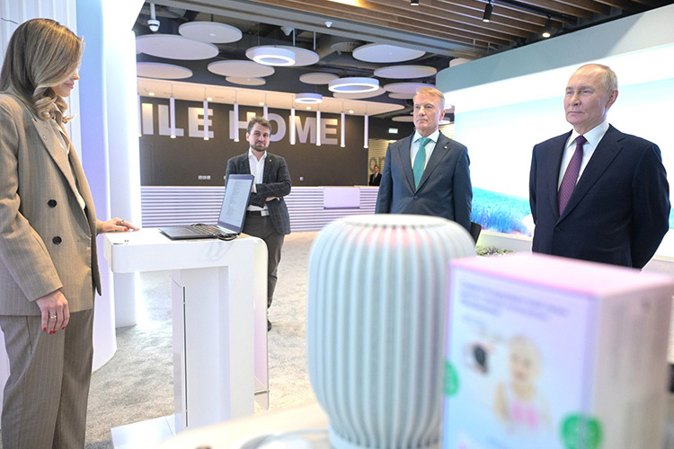    В ближайшие годы многие региональные сервисы, услуги должны предоставляться с помощью генеративного искусственного интеллекта, считает Путин.   
Фото: www.kremlin.ru