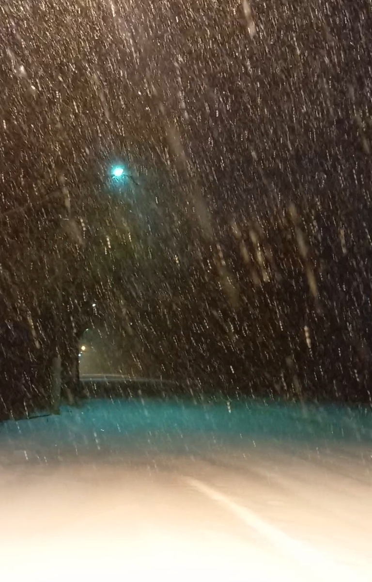 Дорога. Машин мало. Выходной. Дорожники тоже ещё не чистили. Шесть часов утра. 